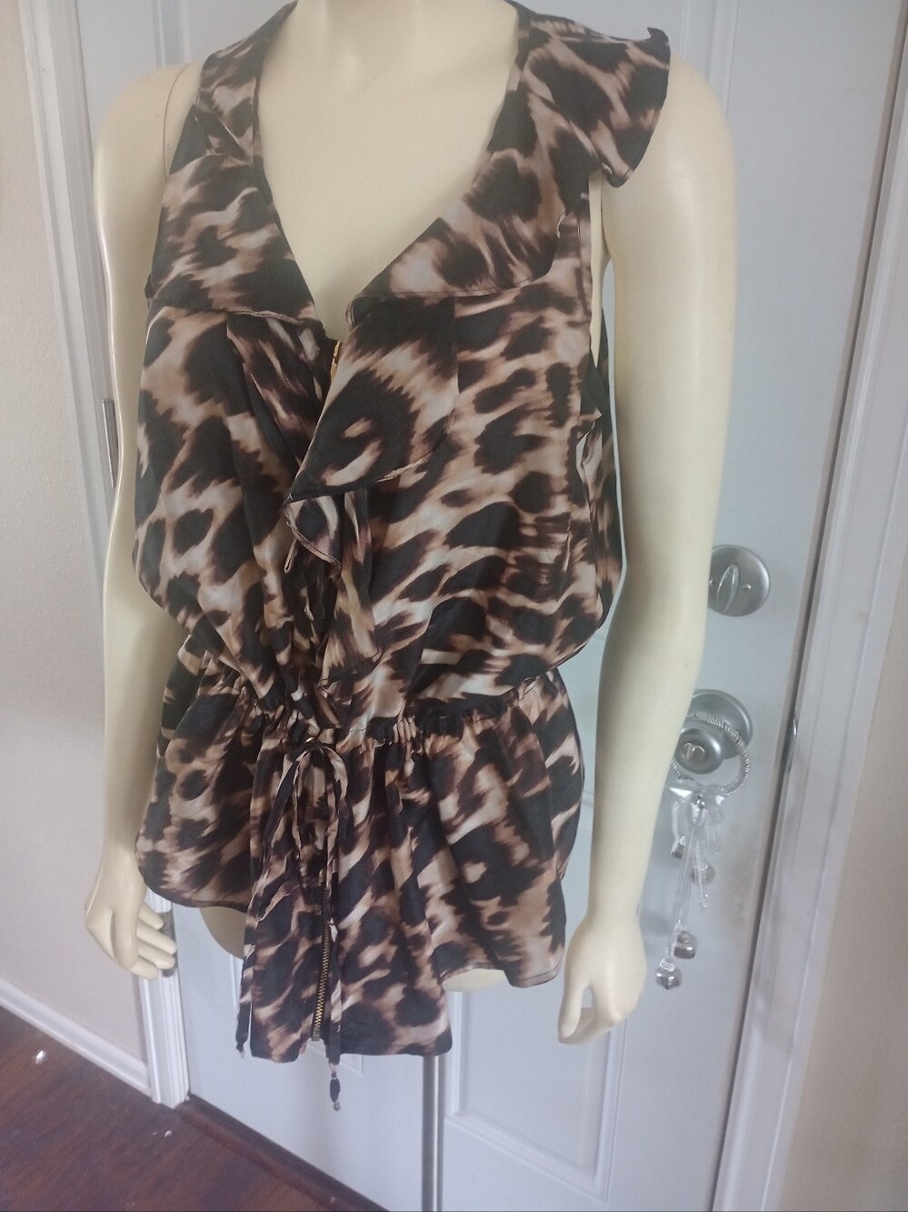 Calvin Klein 100% Silk Blouse Flattering Peplum Vneckline Front Gold Zipper S